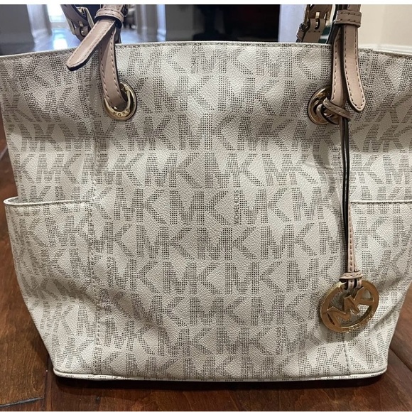 Michael Kors Handbags - Perfect Condition Michael Kors handbag